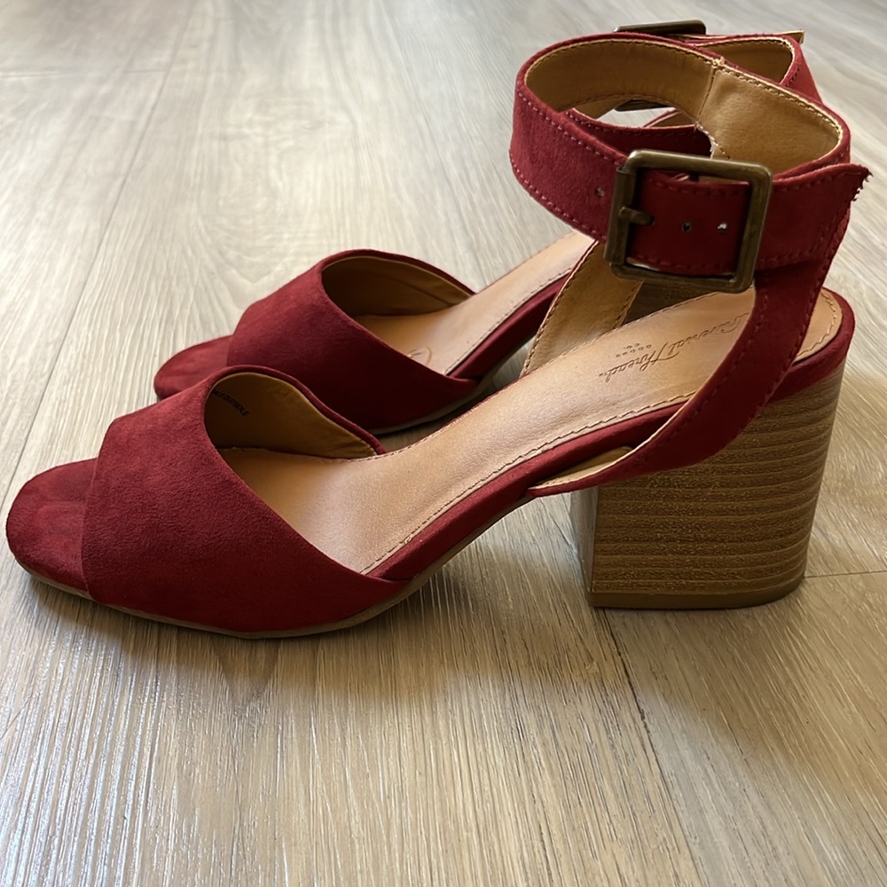UNIVERSAL THREAD red heels